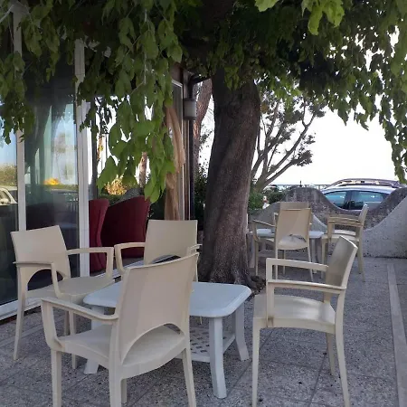 Spacious Quadruple A Stone Throw From The Sea Bed & Breakfast 3*