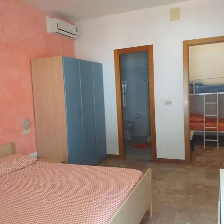 Frühstückspension Spacious Quadruple A Stone Throw From The Sea 3*