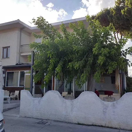 Spacious Quadruple A Stone Throw From The Sea فندق مبيت وإفطار 3*