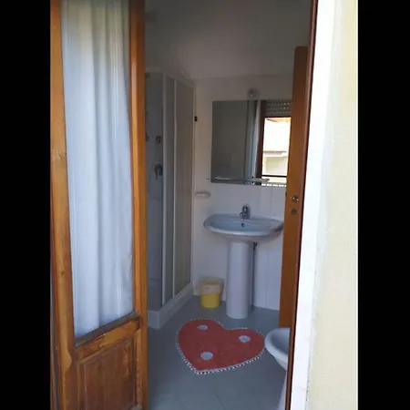 Frühstückspension Spacious Quadruple A Stone Throw From The Sea 3*