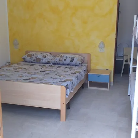 Spacious Quadruple A Stone Throw From The Sea Frühstückspension 3*