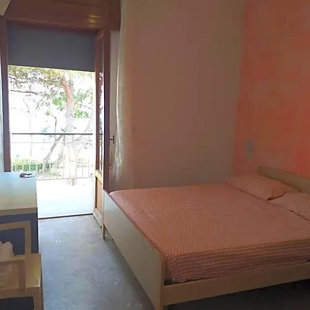 Spacious Quadruple A Stone Throw From The Sea 3* Pineto