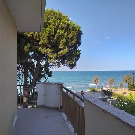 Nocleg ze śniadaniem Spacious Quadruple A Stone Throw From The Sea 3*