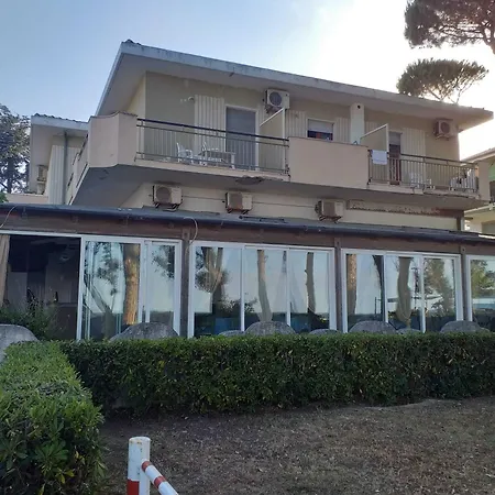 Spacious Quadruple A Stone Throw From The Sea Pineto