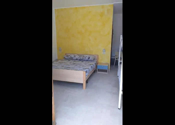 Spacious Quadruple A Stone Throw From The Sea Pineto